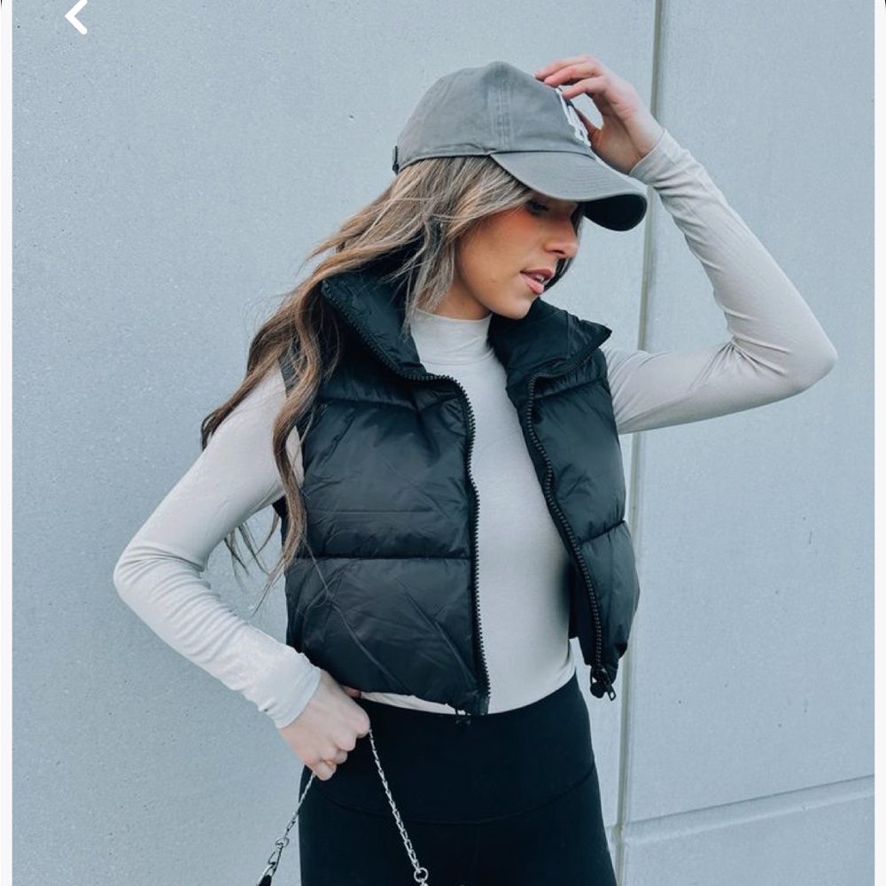 Cropped Black Puffer Vest med
